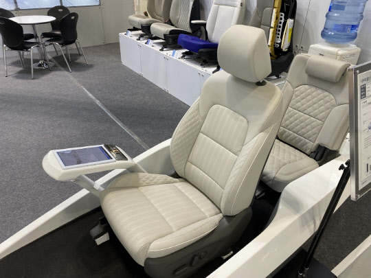 대유에이텍의 생체인식 시트. 장우진 기자